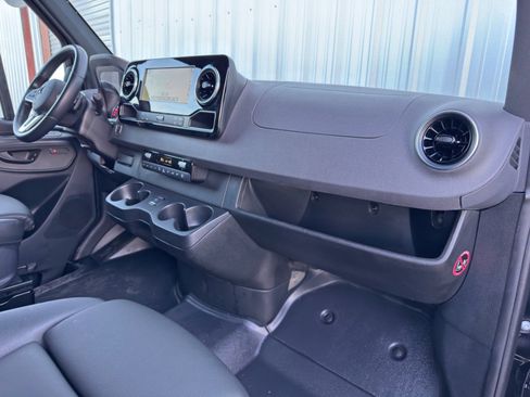 Used 2024 Mercedes-Benz Sprinter 2500 image 13