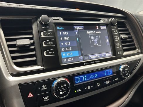 Used 2017 Toyota Highlander XLE AWD/4WD image 24