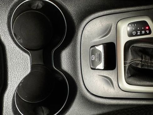 Used 2018 Jeep Cherokee Latitude Plus image 25