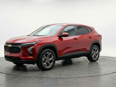 Used 2025 Chevrolet Trax LT image 3