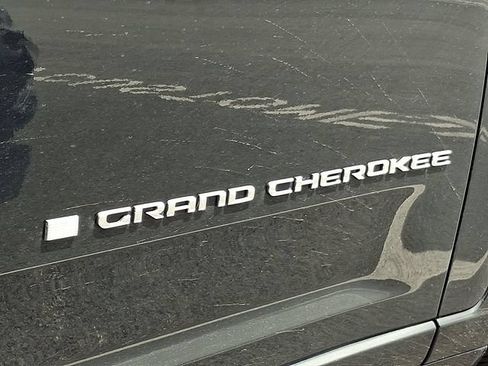 Used 2023 Jeep Grand Cherokee Overland w/ Luxury Tech Group IV AWD/4WD image 10