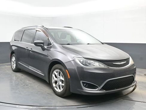 Used 2017 Chrysler Pacifica Touring-L Plus w/ Tire & Wheel Group FWD image 2