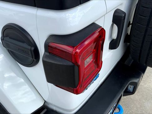 Used 2022 Jeep Wrangler Unlimited Sahara image 26