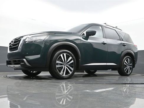Used 2024 Nissan Pathfinder Platinum image 29