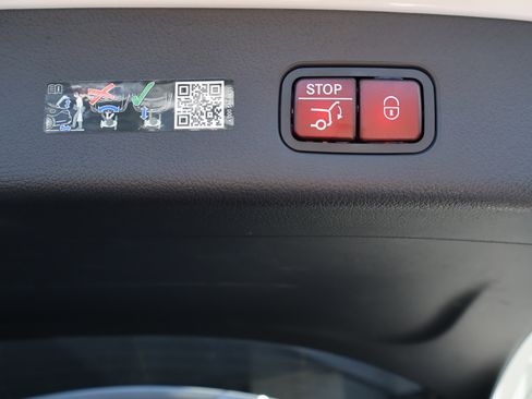Used 2025 Mercedes-Benz GLC 300 image 23