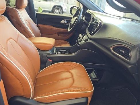Used 2025 Chrysler Pacifica Pinnacle FWD image 8