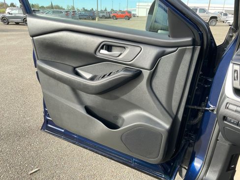 Used 2025 Nissan Rogue SV image 18