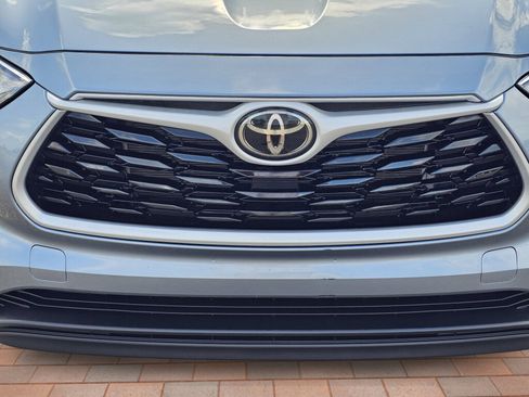 Used 2023 Toyota Highlander XLE FWD image 3