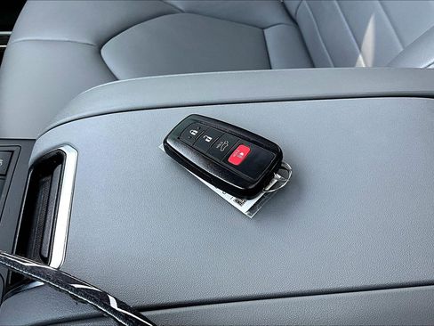 Used 2023 Toyota Highlander XLE image 32