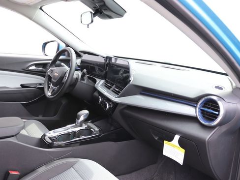 Used 2025 Chevrolet Trax LT w/ Driver Confidence Package FWD image 3