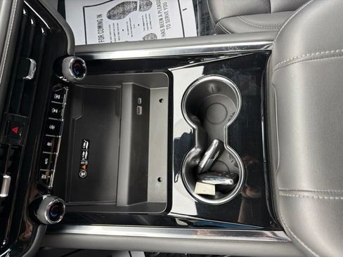 Used 2025 Chevrolet Suburban Z71 AWD/4WD image 19