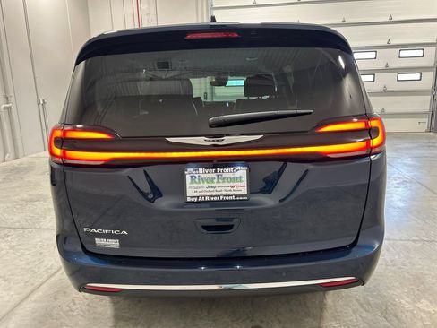 Used 2024 Chrysler Pacifica Touring-L FWD image 7