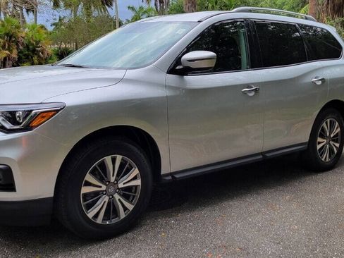 Used 2020 Nissan Pathfinder SV image 3