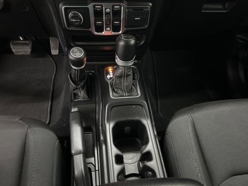 Used 2020 Jeep Wrangler Unlimited Sahara image 31