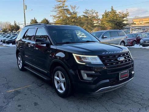 Used 2016 Ford Explorer XLT w/ Equipment Group 202A image 4
