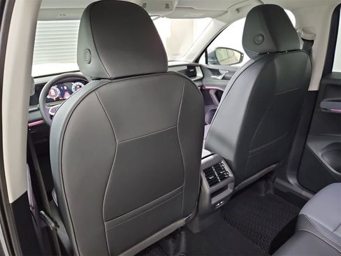 New 2025 Volkswagen Tiguan SE image 18