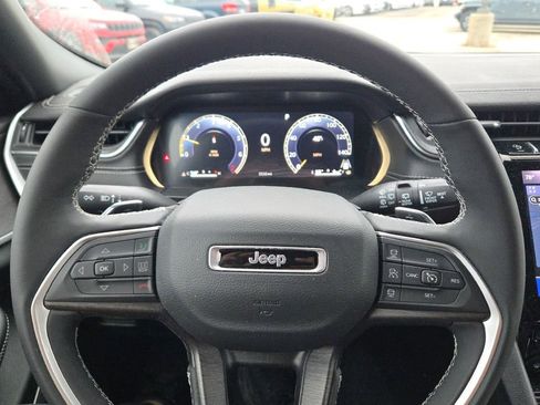 Used 2025 Jeep Grand Cherokee Limited w/ Luxury Tech Group II image 33