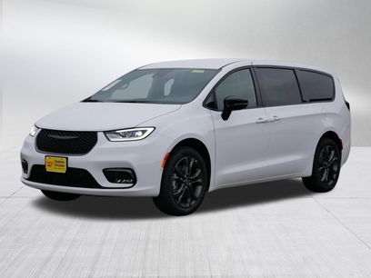 New 2026 Chrysler Pacifica Select