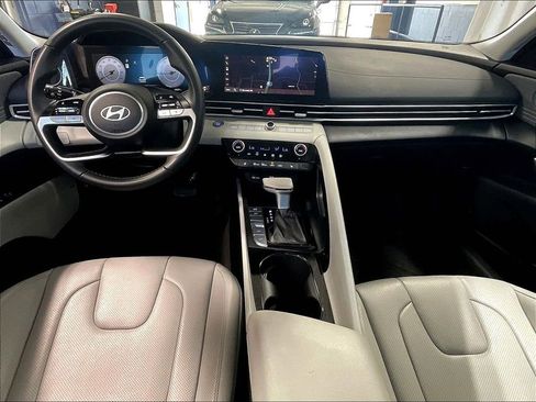 Certified 2025 Hyundai Elantra Limited FWD image 21
