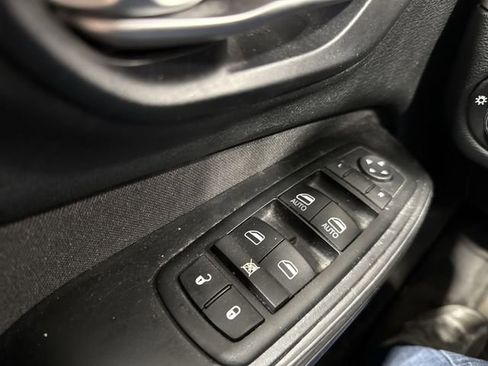 Used 2014 Jeep Cherokee Latitude w/ Comfort/Convenience Group image 17