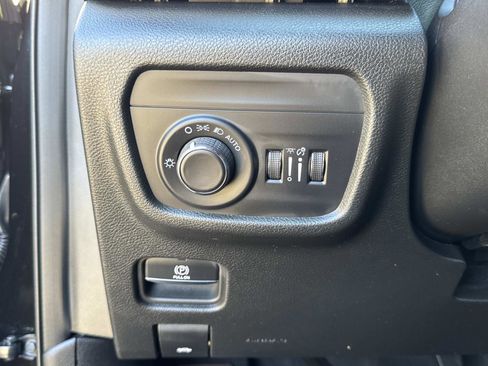 Used 2024 Jeep Grand Cherokee Altitude image 21