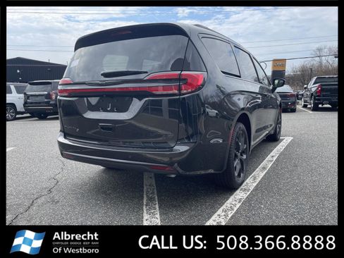New 2026 Chrysler Pacifica Limited image 5