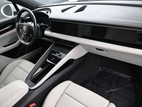 Certified 2025 Porsche Macan Electric RWD image 30