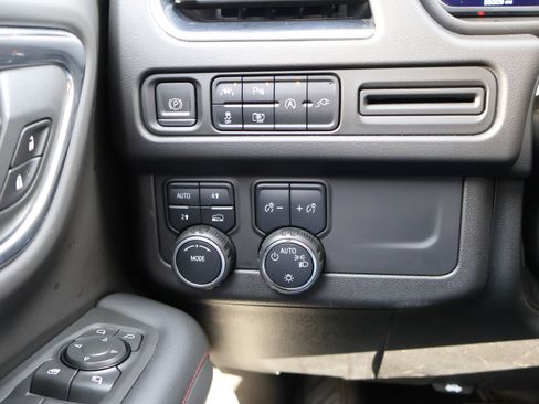 Used 2022 Chevrolet Suburban RST w/ Sport Performance Package image 38