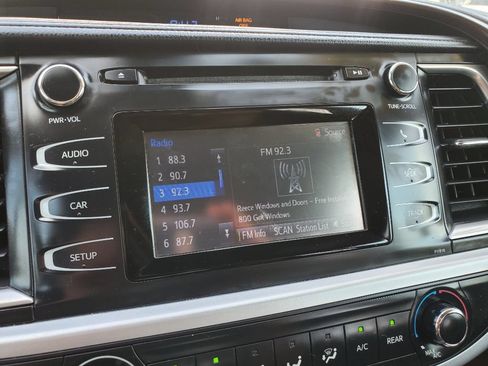 Used 2019 Toyota Highlander LE FWD image 19