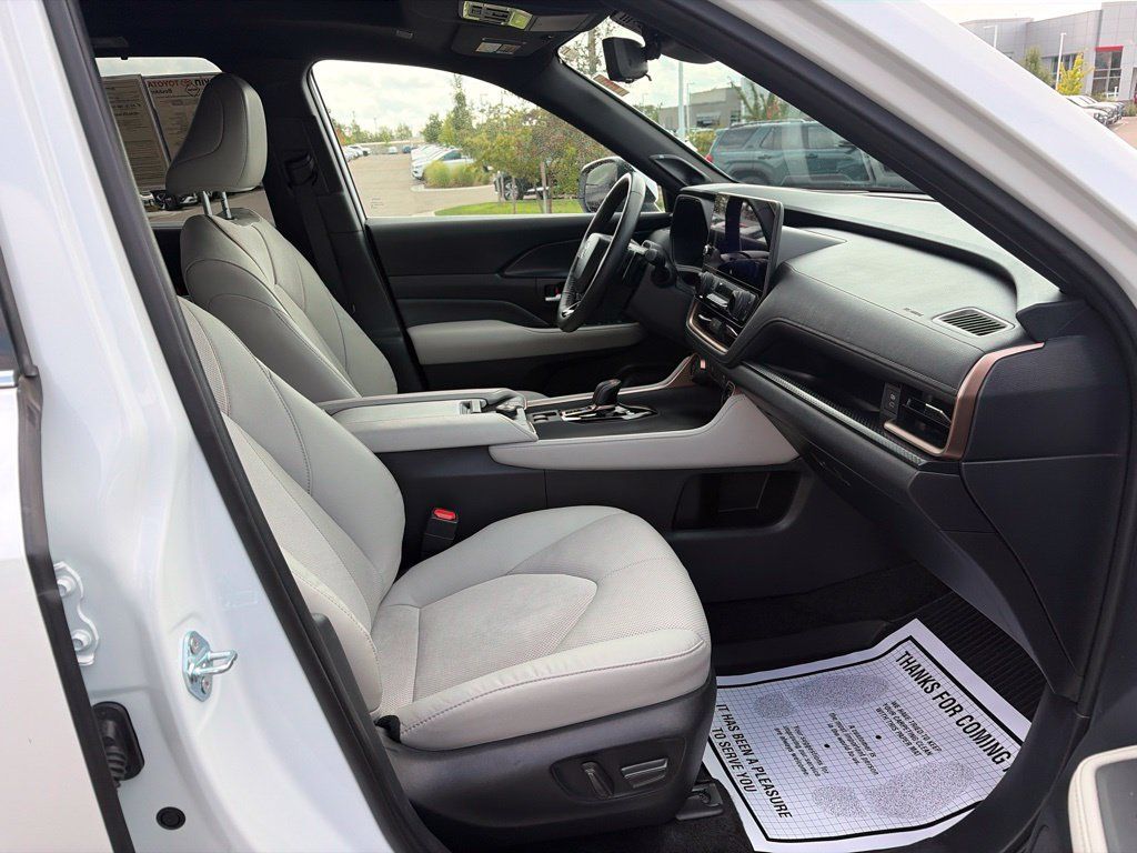 Used 2024 Toyota Grand Highlander AWD Hybrid image 12