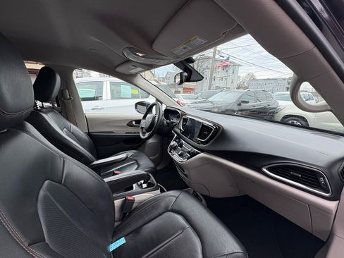 Used 2017 Chrysler Pacifica Touring-L Plus image 11