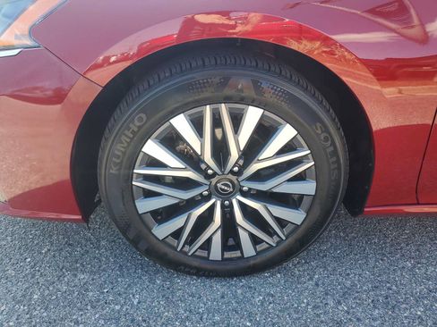 Used 2025 Nissan Altima 2.5 SV FWD image 10
