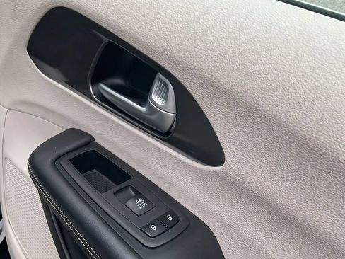 Used 2024 Chrysler Pacifica Touring-L FWD image 31