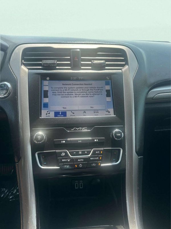 Used 2019 Ford Fusion SE FWD image 22