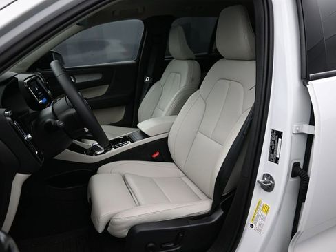 Used 2025 Volvo XC40 B5 Plus AWD/4WD image 19