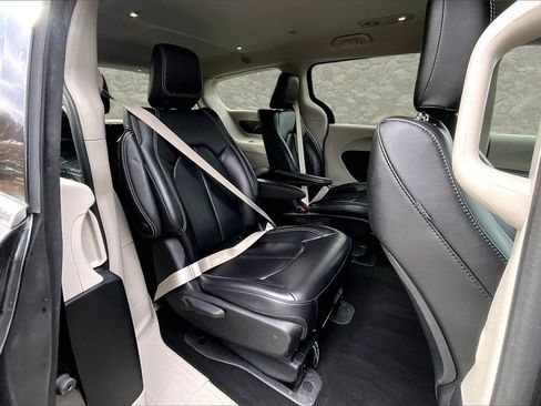 Used 2023 Chrysler Pacifica Touring-L image 25