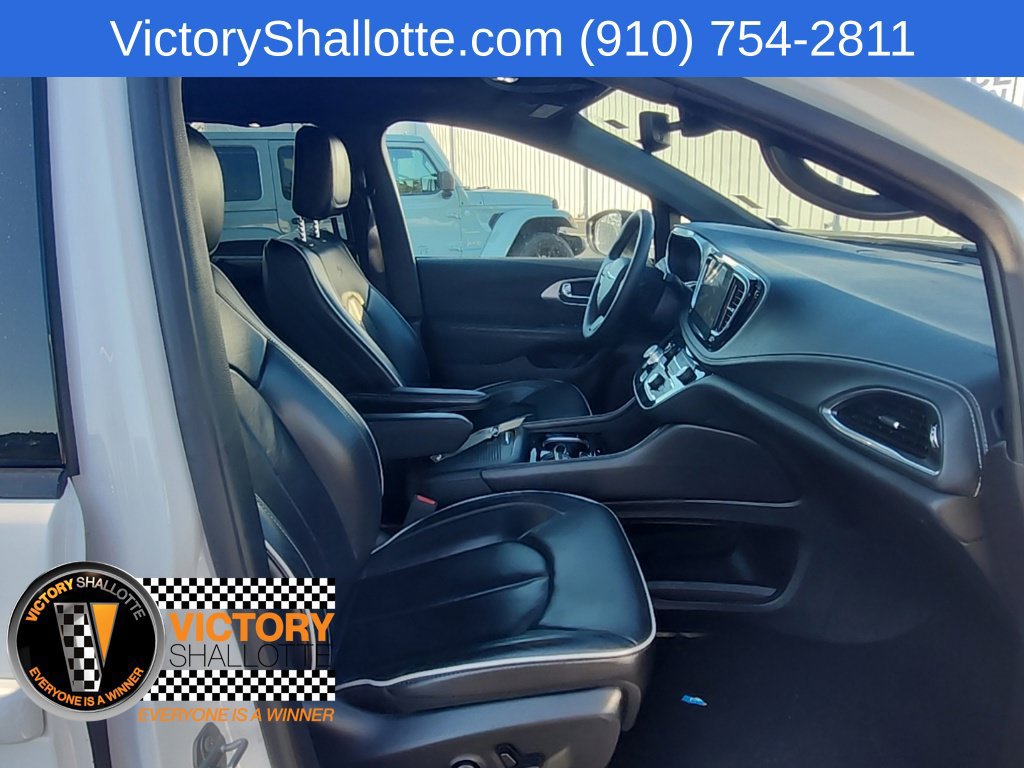 Used 2025 Chrysler Pacifica Limited FWD image 35