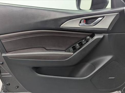 Used 2018 MAZDA MAZDA3 Touring FWD image 13