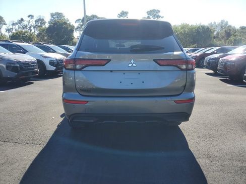 Used 2022 Mitsubishi Outlander SE image 6
