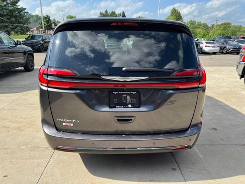 Used 2023 Chrysler Pacifica Touring-L FWD image 5