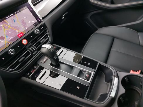 Certified 2026 Porsche Macan AWD/4WD image 27