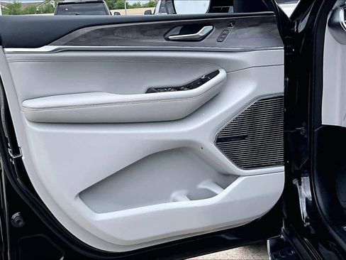 Used 2021 Jeep Grand Cherokee L Overland w/ Luxury Tech Group IV image 22