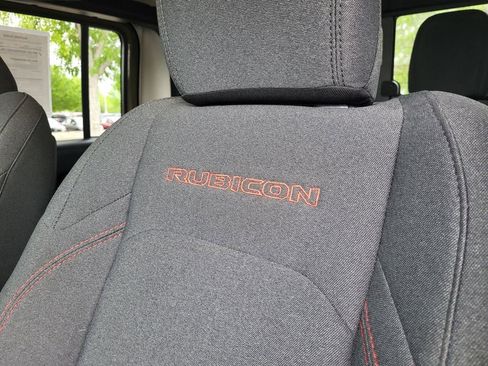 Used 2025 Jeep Gladiator Rubicon w/ Convenience Group AWD/4WD image 17