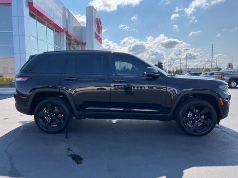 Used 2024 Jeep Grand Cherokee Altitude image 8