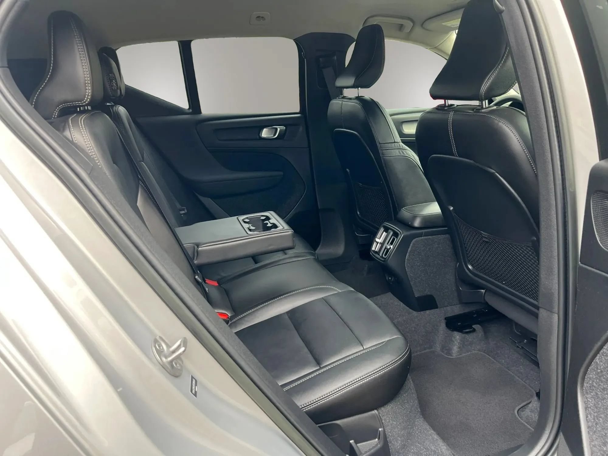 Used 2023 Volvo XC40 B4 Core FWD image 25