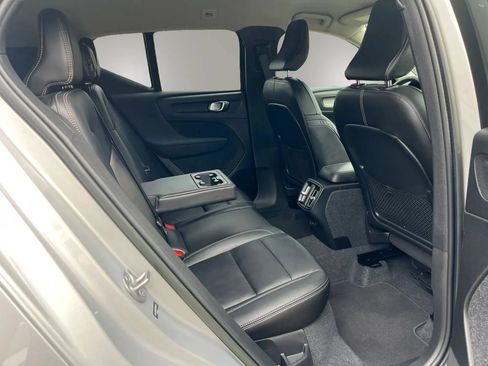 Used 2023 Volvo XC40 B4 Core FWD image 25