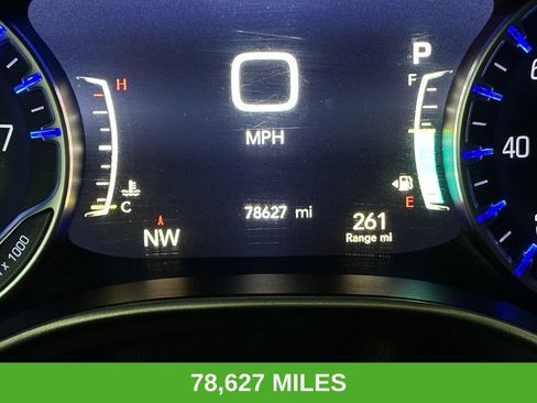 Used 2023 Chrysler Pacifica Touring-L FWD image 3