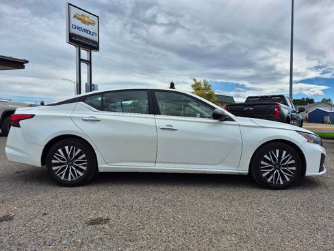 Used 2024 Nissan Altima 2.5 SV FWD image 2