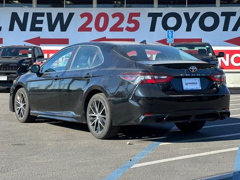 Used 2024 Toyota Camry SE image 3