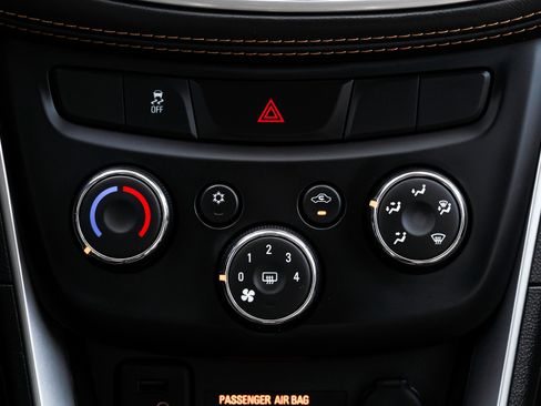 Used 2022 Chevrolet Trax LT w/ Driver Confidence Package AWD/4WD image 36